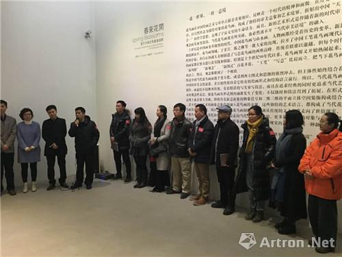 开幕式现场杨维民介绍展览